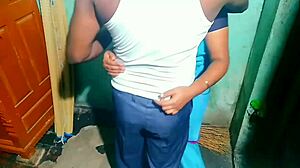 इंडियन आंटी कमरा साफ करती है और बेडरूम में हाउस ओनर के साथ वाइल्ड हो जाती है।