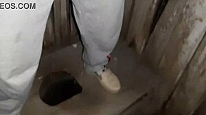 मैंने पड़ोसी को सड़क टॉयलेट में मस्तानी करते हुए पकड़ा और जुड़ गया