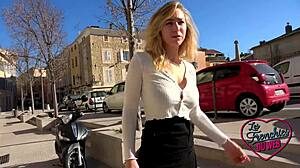 Elisa, l'agent immobilier sexy de 26 ans, cache un côté coquin