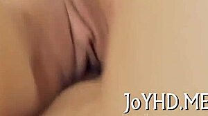 Lubieżne legalne nastolatki mocno pieprzą się z szczęśliwym gościem w dzikiej akcji