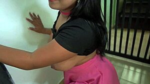 יו, הבחורה הזו עם הציצים הגדולים צריכה עזרה רעה מהשכן! 😍