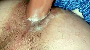 Ehi, guarda questo ragazzo solo giocare con il suo dildo