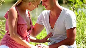 Blonde sexy Cayla Lyons baisée fort au lac avec éjaculation