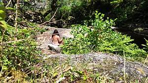 Whoa, fremmed knuller sjokkert jente på nudiststrand! 😲