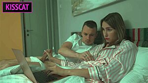 Som tak rozpoltený, nevlastný syn ma odvádza od práce, aby som mu pomohol vytrysknúť v našej spoločnej posteli, potom ma vyrieba