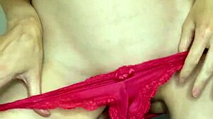 Hé, kijk naar deze lacterende Aussie milf met enorme tieten die speelt met vibrator!