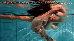 Söt het tjej Edwiga känns vild under vatten i bikini med rysk charm