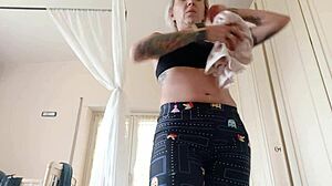 Spor salonu seansımı bitirdim, sıkı taytlarla terli, çok memnun