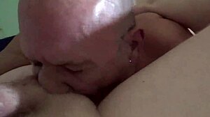 Тайлър ме записва как смуча неговия кур и топки за първи път