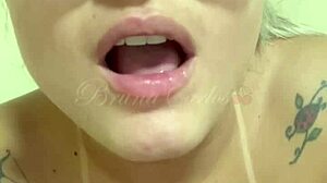 नॉटी ब्लॉन्ड से गाइडेड हैंडजॉब, वेट पस्सी दिखाती है