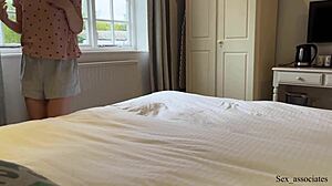 Mari Tenang, Saya Stepmom Awak Kongsi Katil Hotel, Jangan Jadi Pelik