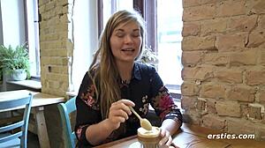 Ersties Danimarkalı Güzel Kız Solo Oynuyor, Tüylü Amına Cam Dildo Sokuyor Eğlence İçin