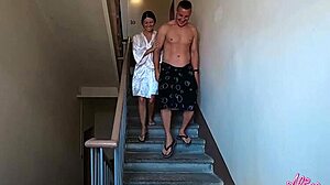 בעל מזיין שכנה חזק בציבור על המדרגות בזמן שהאישה ישנה