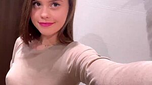 Scharfe Brünette zeigt durchsichtige Tops in heißer Ausbeute