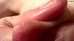 女性乳汁从近景乳头滴落。