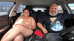 71 साल की लातीना डोरा रोड्रिग्ज टेड की कार में नंगी हो जाती है, राइड के दौरान वाइल्ड लाइफ स्टोरीज शेयर करती है।