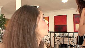 Yo, tjek denne brunette stedatter prøver 69 første gang i Feminge 4K. Hun er vild med den scissoring action