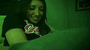 ช่วยหน่อยน้องสาวเลี้ยง Maya Woulfe และ Tony Profane ลูบในห้องนอน?