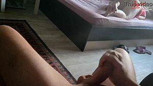 Дрочу, глядя, как мачеха мастурбирует в спальне. Какой вид!