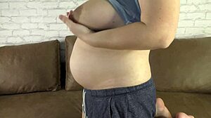 Απατηλή γυναίκα με μεγάλα στήθη γεμίζει από άλλον άντρα σε ρόλο κούκουλντ