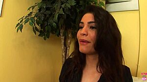 हाय, यह ब्रूनेट डॉक्टर से उसके काउच पर चोदने के लिए क्यों भीख माँगती थी?