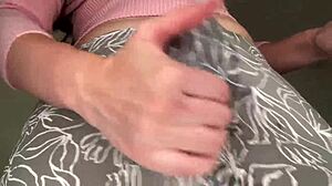 Ejaculare uriașă curge! Mamă vitregă împroșcă fața fiului vitreg la birou la sex