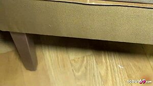 Η αδύνατη Γερμανίδα νεαρή Julia Juice σε τρελή τριάδα με ηλικιωμένο και νεαρό