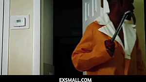 ExSmall - Griezelige Candyman Spaart Tiener Maar Ze Moet Hem Neuken! Kan Ze Het Aan?