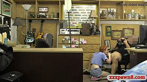 嘿，想看这个小嫩妹被当铺哥猛干吗？