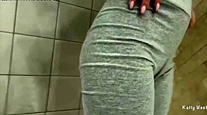 pišaj naravnost v kratke hlače z mokro pičko, ritom in nogami v kopalnici