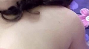 嘿，在浴室抓到校服18+继妹，我们最后操起来了