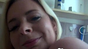 Plavuša prstima zadovoljava svoju usku pičku s intenzivnom željom kod kuće.