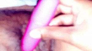 Seksi Hint Karı Yağlanmış Amında Salatalık ve Vibratör Kullanıyor