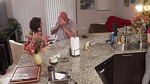 Μικρή Freya Von Doom δελεάζει θετό πατέρα και σύζυγο