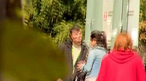 Slutasta najstnica 18+ punca se prikrada, sesa tujčeve kurce na ulici pod skrito kamero