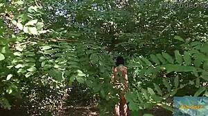 Чувак, глянь, Мала Двойка флешит свои прелести в лесу! 🌳