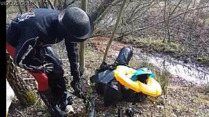 Mud Trichtern dominuje brutálním venkovním femdom