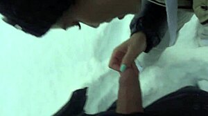 嘿，辣妹学生在滑雪课后吸教授的大鸡巴！😍