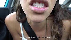 Latina MILF anyós tejjel kínálja a mellbimbóiból az autóban. Terhes barna csábít természetes cicikkel.