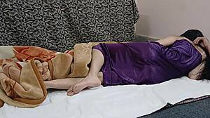 الخالة العطشانة تستمتع بالجنس مع صديق الزوج في فيديو هندي كامل