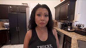 Эй, развлекаюсь с моей горячей азиатской мачехой Кристал Дэвис, часть 1, знаешь?