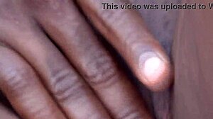 تتسلل إلى جراج مهجور لمغامرة جنسية حارة مع جارها