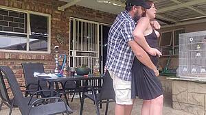 Grannens fru fick en utomhus upskirtknull medan hennes man är på jobbet. Det var snabbt och smutsigt.