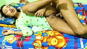 गाँव की लड़की की टाइट चूत को डॉगीस्टाइल में पाउंड किया गया, देसी XXX वीडियो में बहुत गर्म 🔥