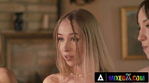 Hete lesbisk firerling utspiller seg med stygg hushjelp