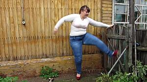 أم ناضجة سمينة تبول خارجاً في بنطال أو عارية لفيتش أماتوري