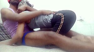 Desi manželka s veľkými prsiami v hotelovej sex scéne