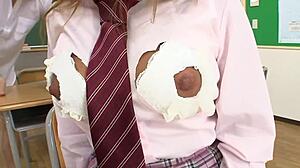 야한 일본 학생 캔디가 교실 튜토리얼에서 무자막으로 세게 박히다!