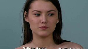 Nympho reibt enge Muschi hart!