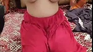 Sobia Bhabhi acı verici anal sırasında neden yüksek sesle inliyor?